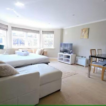 Luxury 1 Bed Apt Sleeps 5, Barons Court 5M To Tube Лондон Екстериор снимка