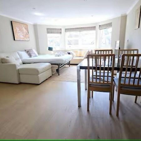 Luxury 1 Bed Apt Sleeps 5, Barons Court 5M To Tube Лондон Екстериор снимка