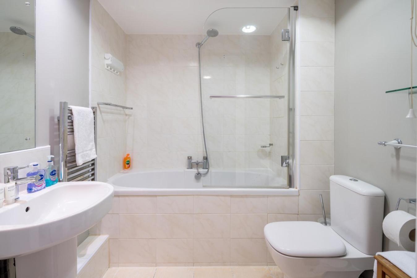 Luxury 1 Bed Apt Sleeps 5, Barons Court 5M To Tube Лондон Екстериор снимка
