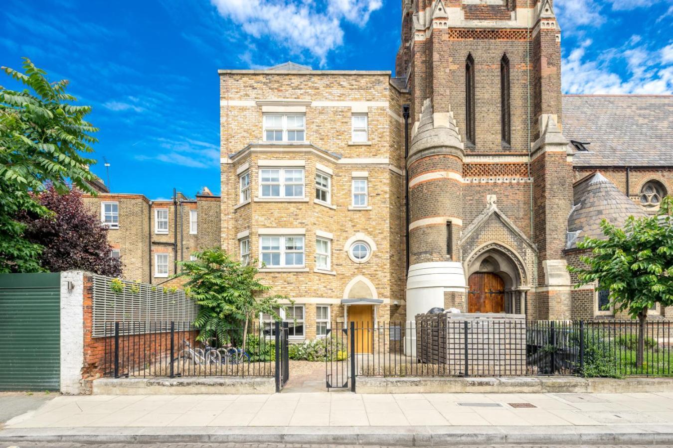 Luxury 1 Bed Apt Sleeps 5, Barons Court 5M To Tube Лондон Екстериор снимка