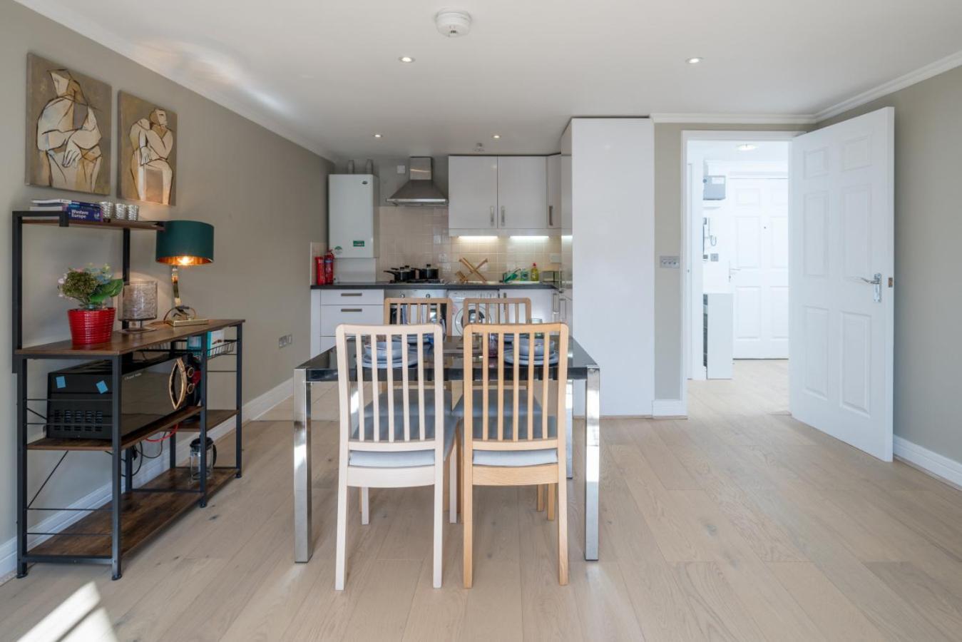 Luxury 1 Bed Apt Sleeps 5, Barons Court 5M To Tube Лондон Екстериор снимка