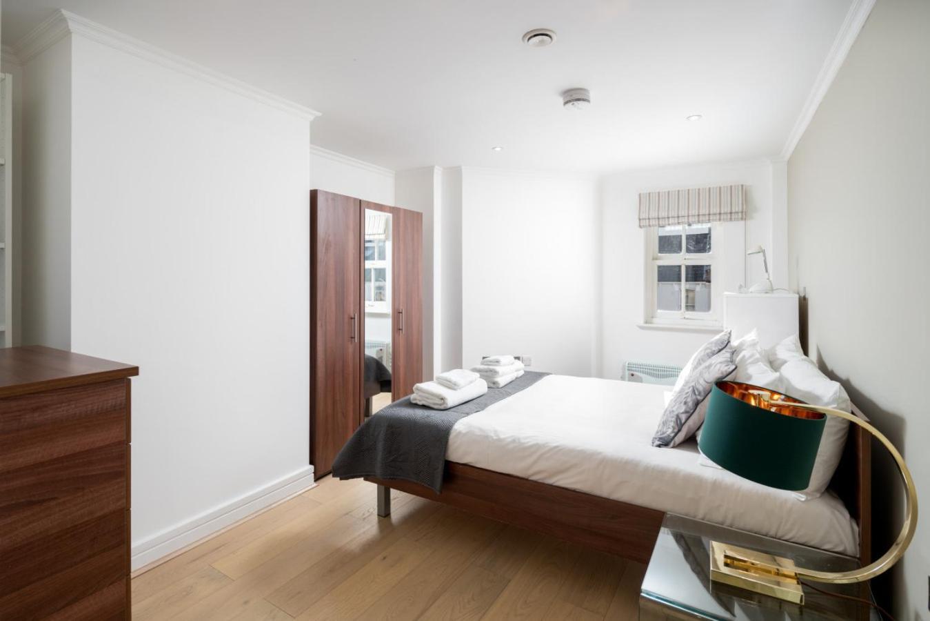 Luxury 1 Bed Apt Sleeps 5, Barons Court 5M To Tube Лондон Екстериор снимка