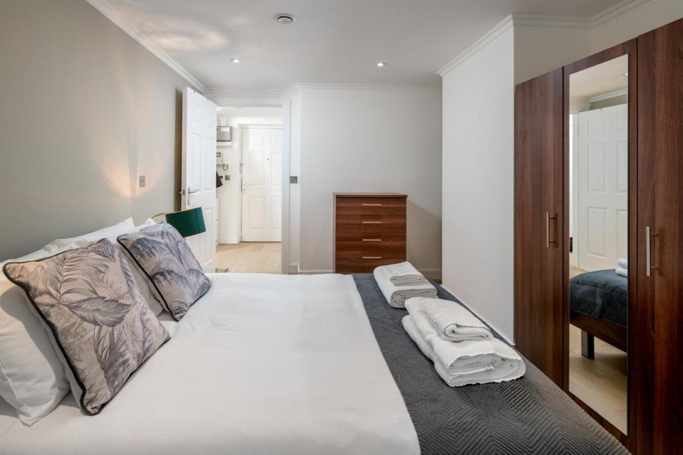 Luxury 1 Bed Apt Sleeps 5, Barons Court 5M To Tube Лондон Екстериор снимка