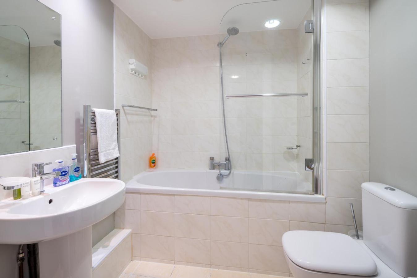 Luxury 1 Bed Apt Sleeps 5, Barons Court 5M To Tube Лондон Екстериор снимка