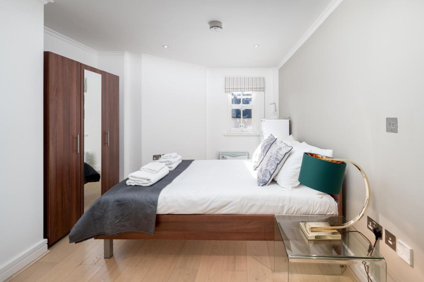 Luxury 1 Bed Apt Sleeps 5, Barons Court 5M To Tube Лондон Екстериор снимка