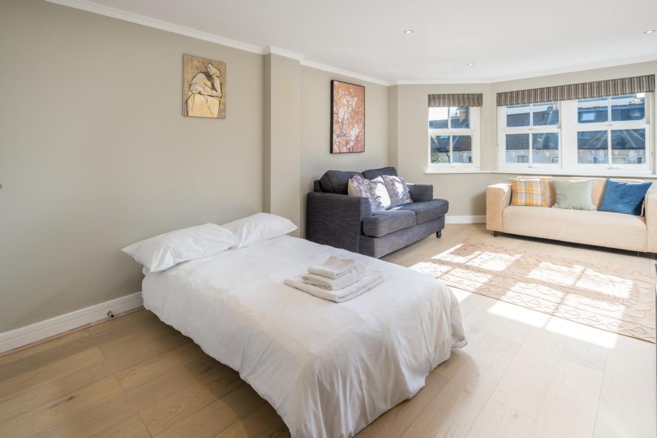 Luxury 1 Bed Apt Sleeps 5, Barons Court 5M To Tube Лондон Екстериор снимка