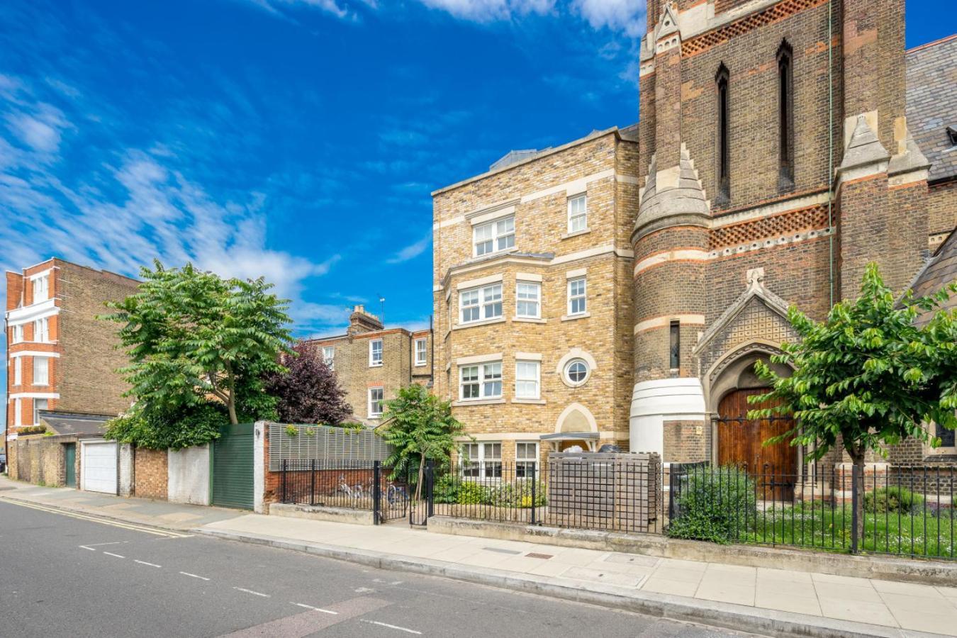 Luxury 1 Bed Apt Sleeps 5, Barons Court 5M To Tube Лондон Екстериор снимка